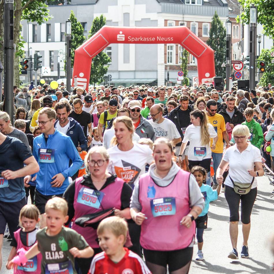 Zehnter Citylauf in Grevenbroich: Zum Startschuss des Rekord-Laufs scheint die Sonne