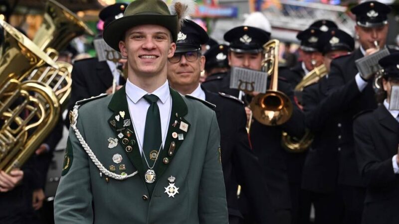 Schützenkirmes in Radevormwald: Royaler Glanz trifft auf Kirmestrubel