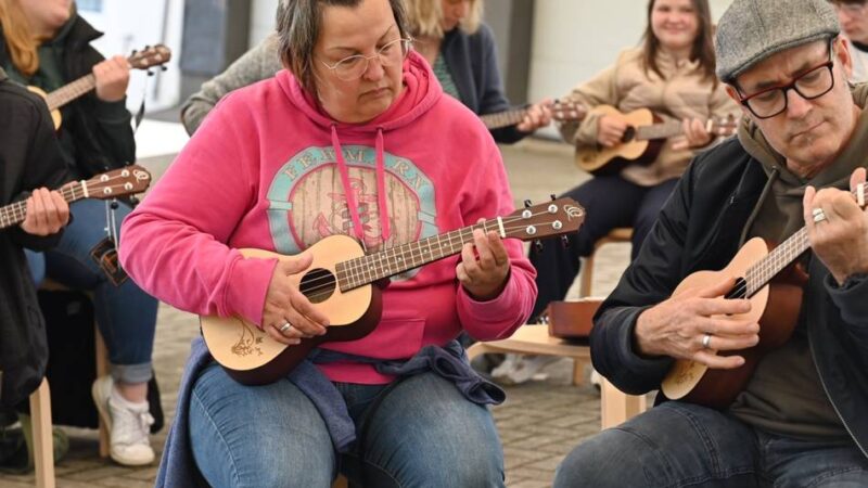 Workshops in Hückeswagen: „Wer kann ab jetzt ohne Ukulele nicht mehr leben ?“