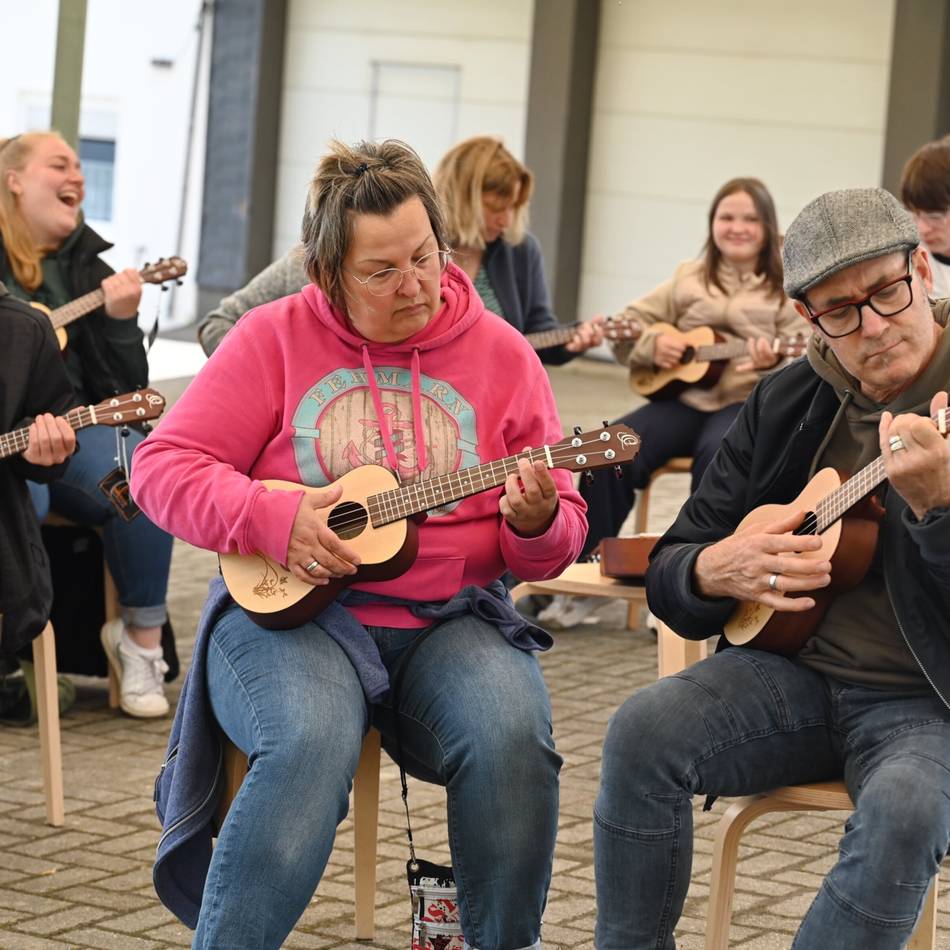 Workshops in Hückeswagen: „Wer kann ab jetzt ohne Ukulele nicht mehr leben ?“