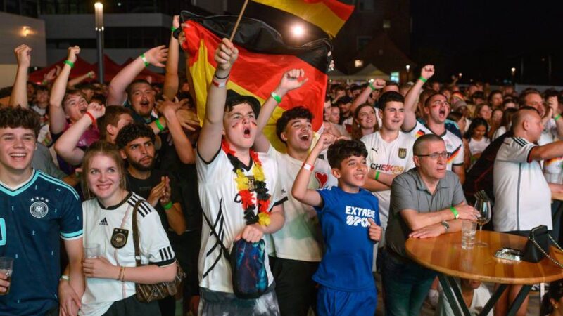 Public Viewing an der Hochschule Rhein-Waal: Kleve jubelt und leidet mit der deutschen Nationalmannschaft