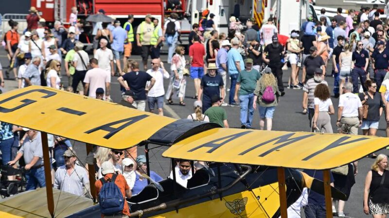 70 Jahre Flughafen Mönchengladbach: Buntes Programm inmitten historischer Flugzeuge begeistert