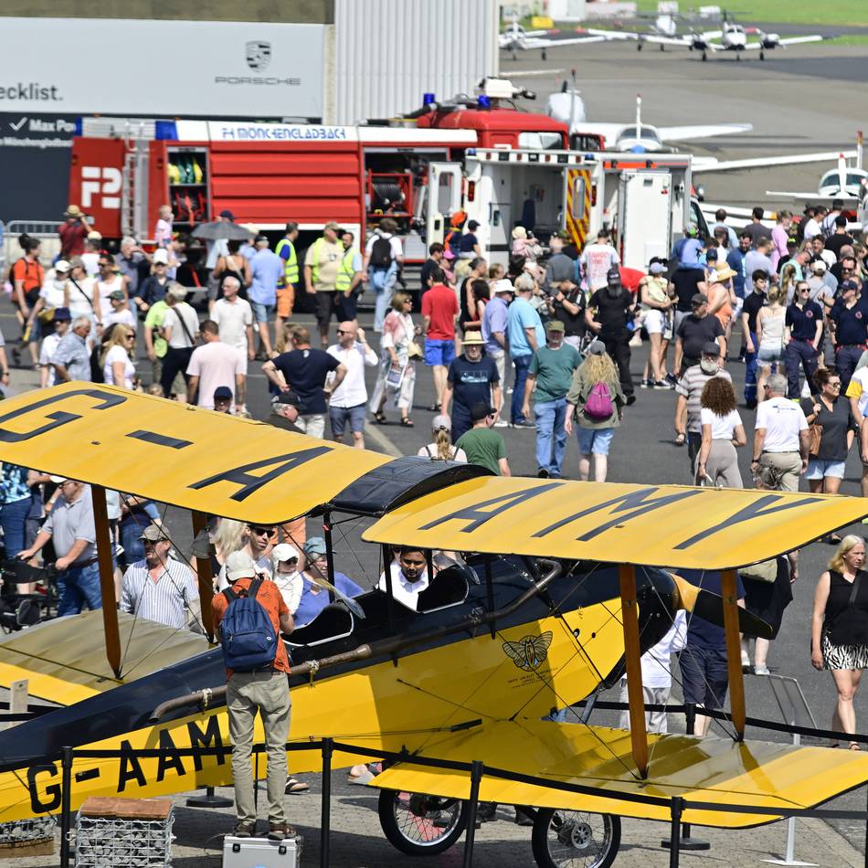70 Jahre Flughafen Mönchengladbach: Buntes Programm inmitten historischer Flugzeuge begeistert