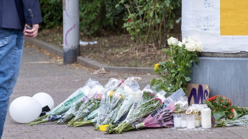 Tödlicher Unfall in Mönchengladbach: Trauer um verunglückten 14-Jährigen – Litfaßsäule wird zum Ort des Gedenkens