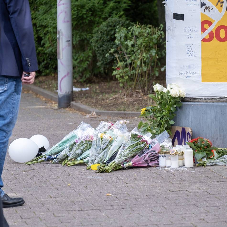 Tödlicher Unfall in Mönchengladbach: Trauer um verunglückten 14-Jährigen – Litfaßsäule wird zum Ort des Gedenkens