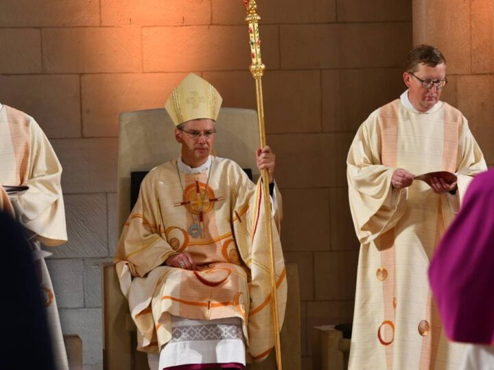 Neuer Bischof von Münster im Amt: „Synodal mit Ihnen unterwegs sein, das wünschen wir uns“