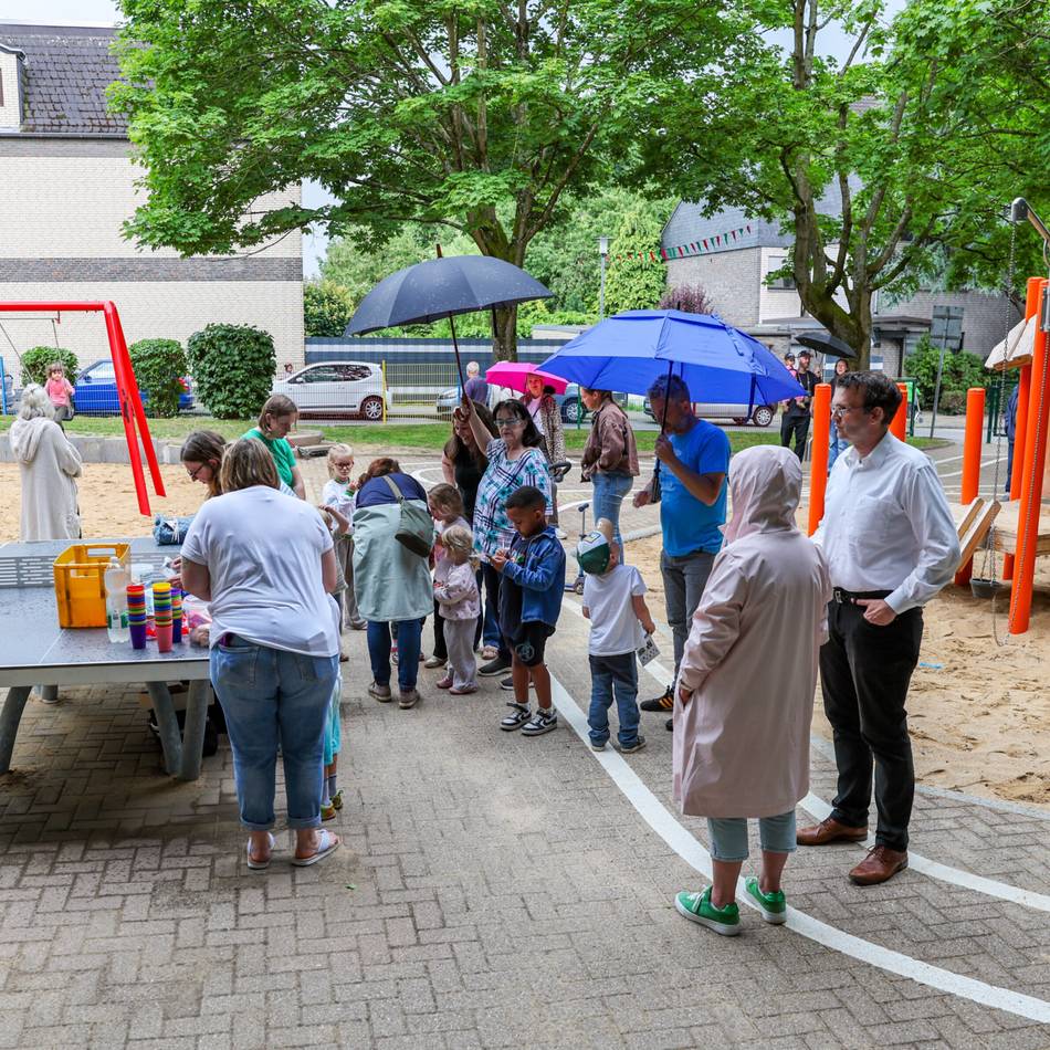 Familienfreundliches Mönchengladbach: Kinder eröffnen Spielplatz an der Bergerstraße nach Umbau