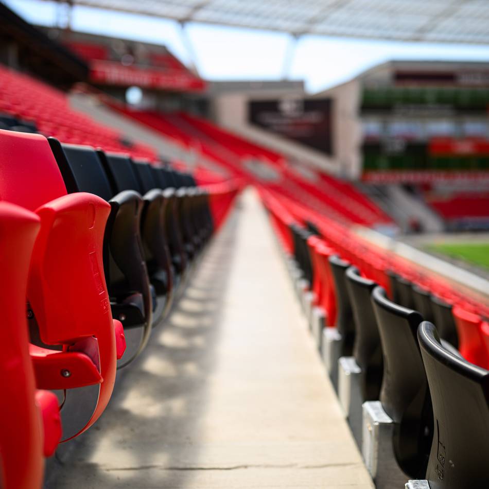 BayArena-Umbau geht voran: Bayer 04 spendet 2100 Stadionsitze für ukrainische Vereine