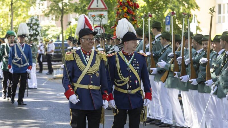 Schützenfest bei 35 Grad: Büttger Regiment trotzt der großen Hitze