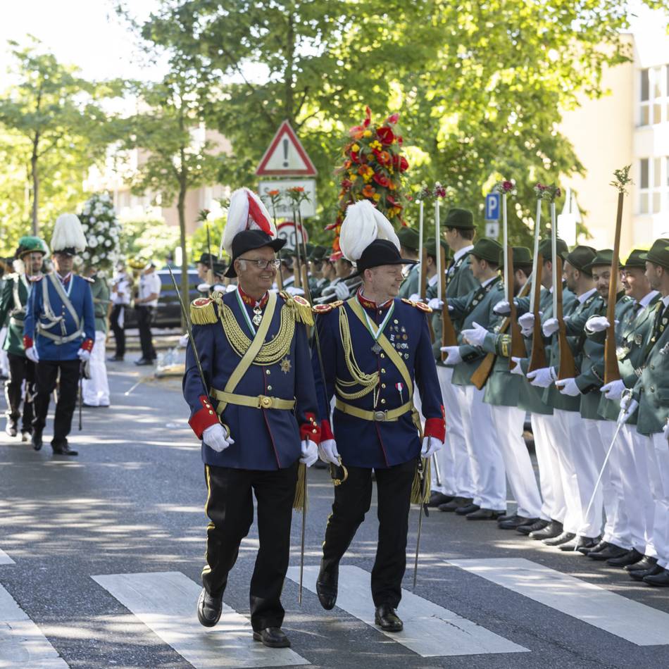Schützenfest bei 35 Grad: Büttger Regiment trotzt der großen Hitze