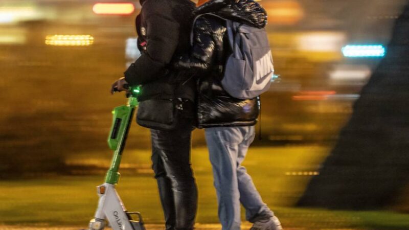 Mobilität in Alpen: Grüne fordern mehr Ladesäulen an Flüchtlingsheimen