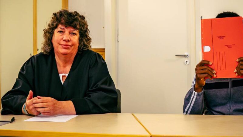Urteil in Kleve: Angeklagter weint auf Knien im Prozess um Drogenschmuggel