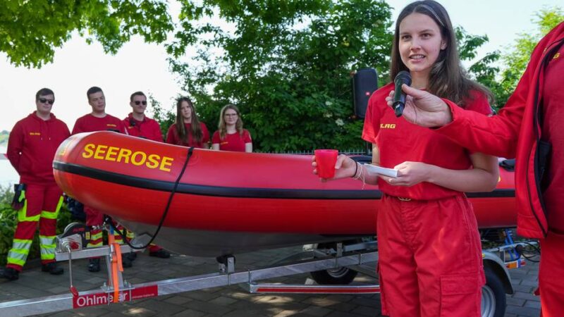 Nach Diebstahl: „Ein Boot, das Hoffnung weiterträgt“ – DLRG Dinslaken tauft neues Rettungsboot