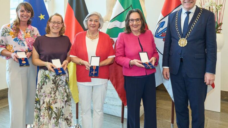 Im Rathaus überreicht: Vier Düsseldorferinnen mit Bundesverdienstorden ausgezeichnet