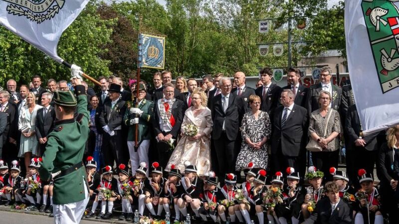 Schützenfest in Neuss: Gnadental feiert mit Fackelzug, Königsparade und Böllerschüssen