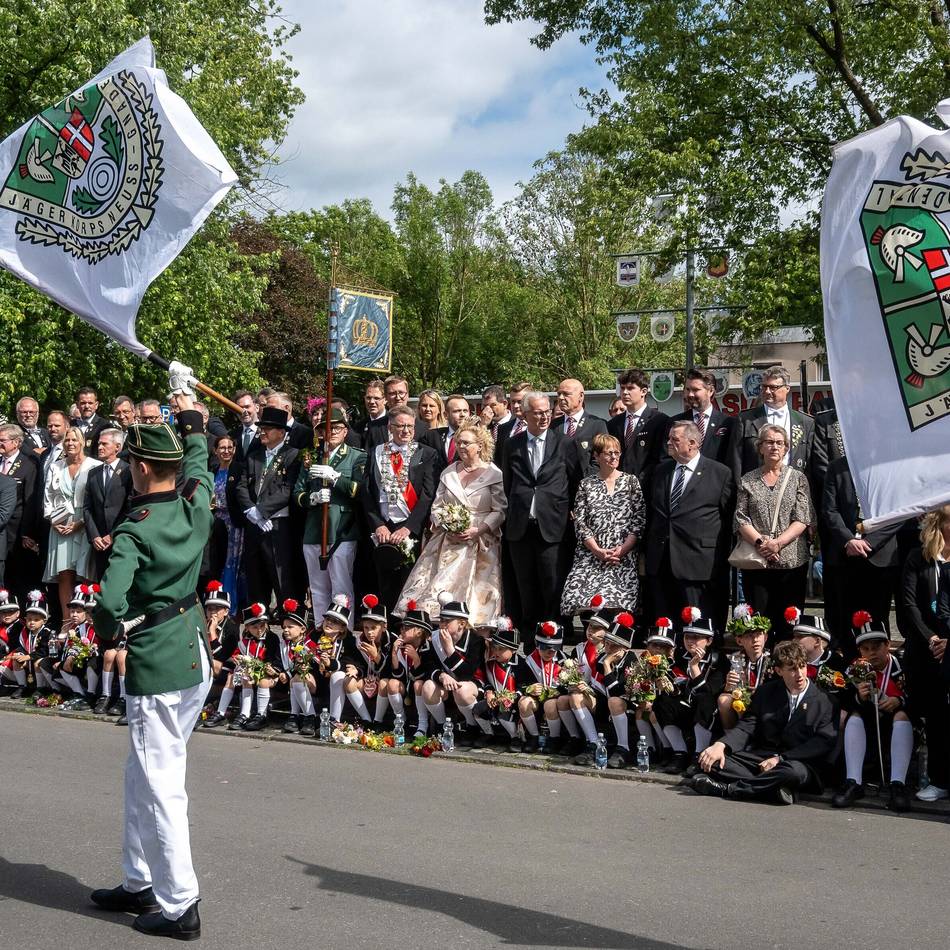 Schützenfest in Neuss: Gnadental feiert mit Fackelzug, Königsparade und Böllerschüssen