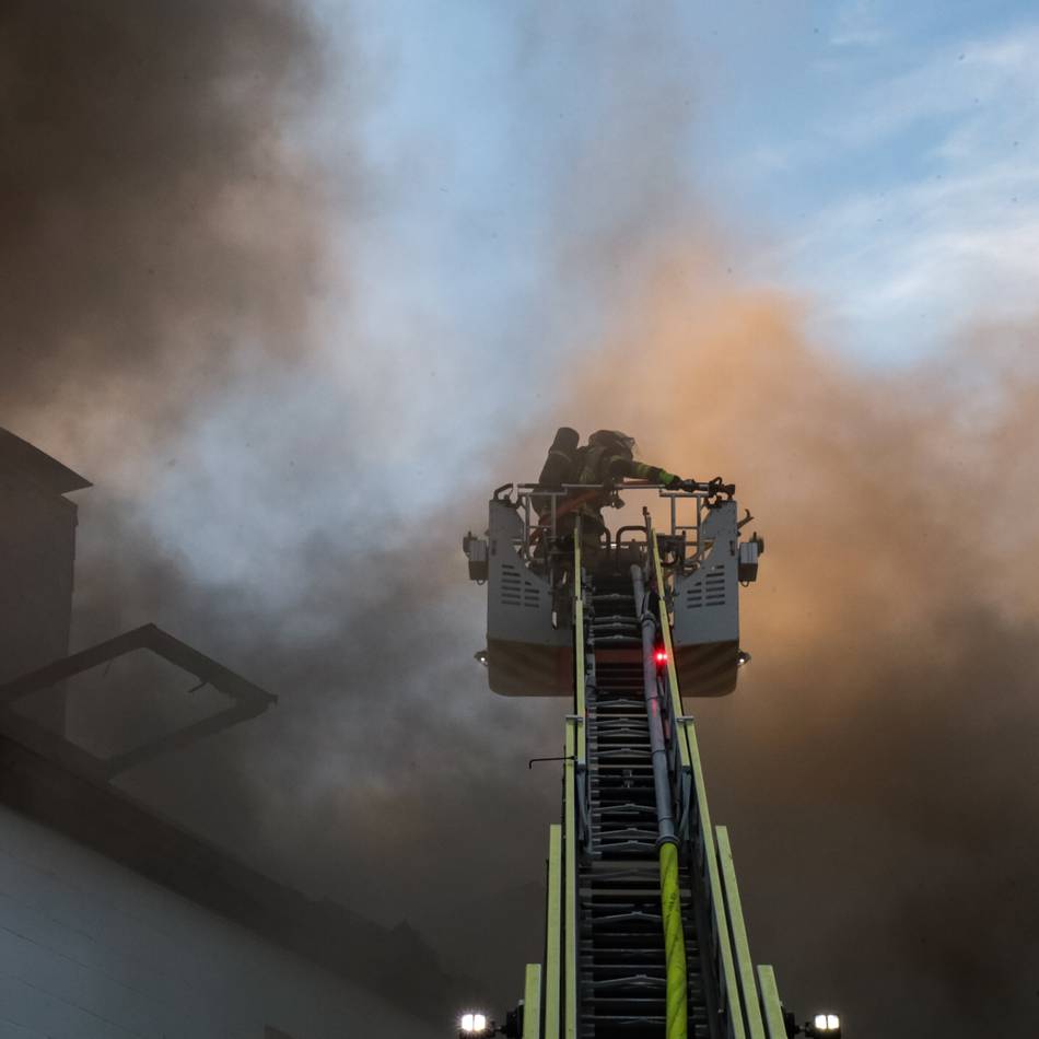 Dachstuhlbrand in Gräfrath: Feuerwehr löscht unter Extrembedingungen