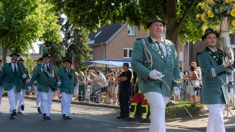 Brauchtum in Kleinenbroich: Schützenparade mitten durch den geschmückten Ort