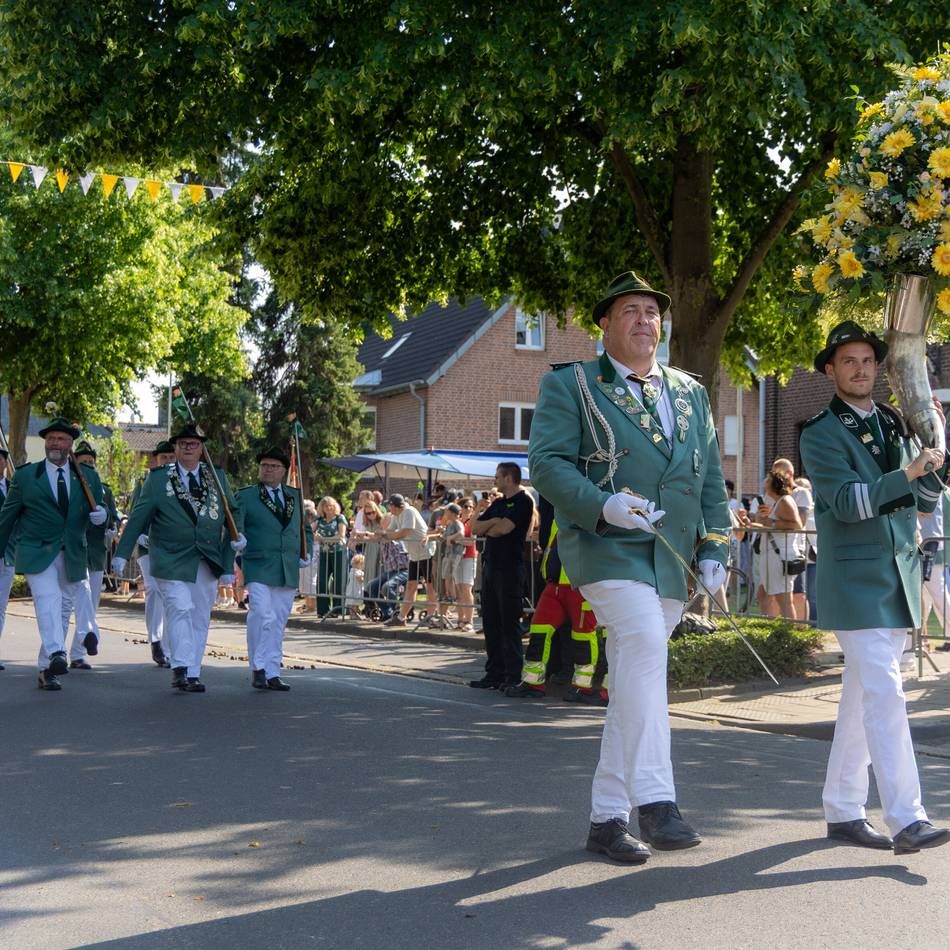 Brauchtum in Kleinenbroich: Schützenparade mitten durch den geschmückten Ort