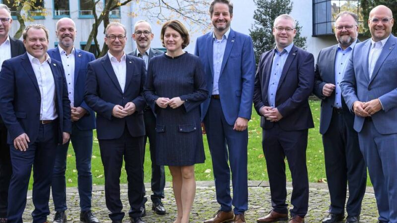 Interkommunale Zusammenarbeit: Landrätin und alle acht Bürgermeister besiegeln Kooperationspakt