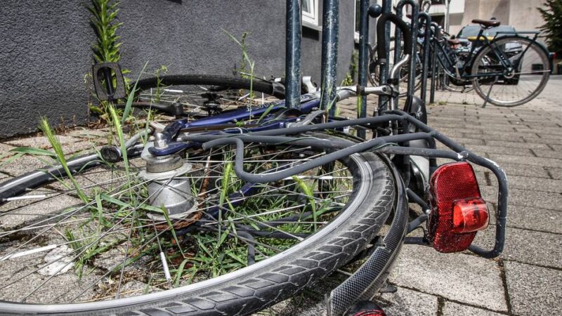 Wilder Müll in Grevenbroich: Wann die Stadtbetriebe bei „vergessenen“ Fahrrädern eingreifen