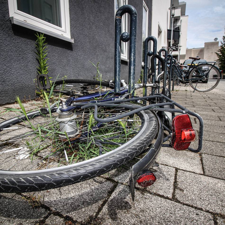 Wilder Müll in Grevenbroich: Wann die Stadtbetriebe bei „vergessenen“ Fahrrädern eingreifen