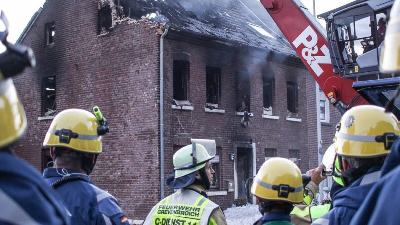 Großeinsatz in Grevenbroich-Elsen: Wohnhaus abgebrannt – Abrissbagger kommt mit Polizeieskorte