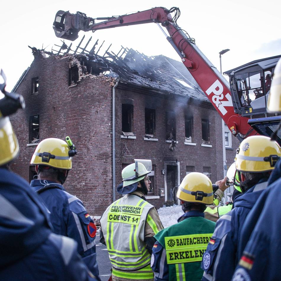 Großeinsatz in Grevenbroich-Elsen: Wohnhaus abgebrannt – Abrissbagger kommt mit Polizeieskorte