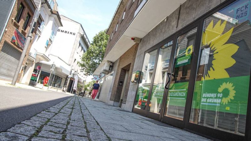 Am Steinweg in Grevenbroich: AfD-Kundgebung trifft auf Gegen-Veranstaltung der Grünen