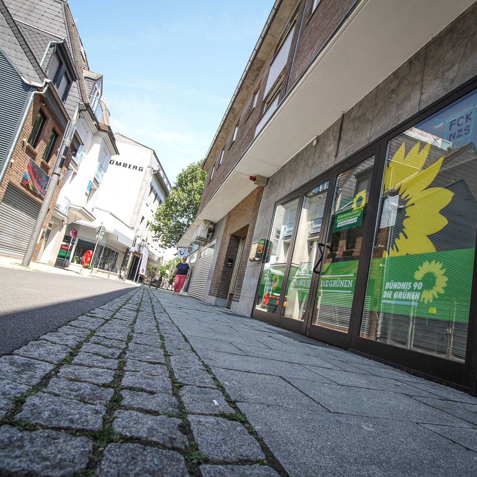 Am Steinweg in Grevenbroich: AfD-Kundgebung trifft auf Gegen-Veranstaltung der Grünen