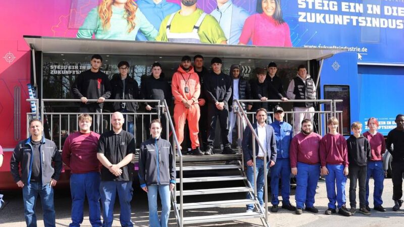 Ausbildung im Kreis Wesel : Besuch von Infotruck und Kaltwalzwerk machen Lust auf Elektro- und Metallindustrie