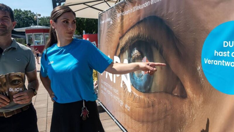 Sicherheitskampagne in Neusser Freibad: „Ganz oft sehe ich leider, wie Eltern ihre Kinder nicht im Blick haben“