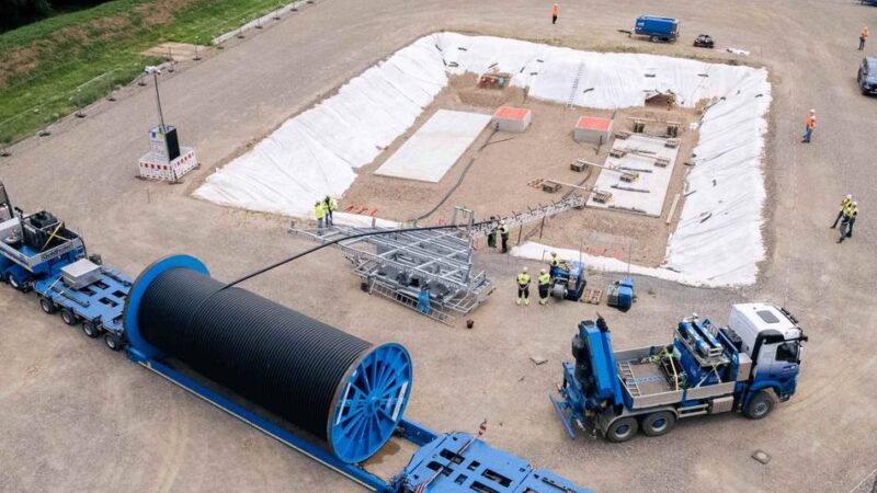 Zwischen Rees und Xanten: Amprion zieht erstes Kabel unterm Rhein durch