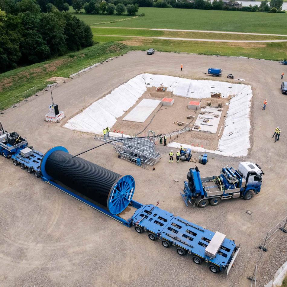 Zwischen Rees und Xanten: Amprion zieht erstes Kabel unterm Rhein durch