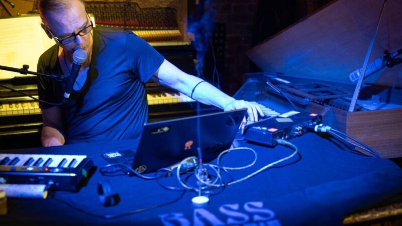 Basstherapie im Lehmbruck Museum Duisburg: Klang trifft Kapoor – Konzert im Zeichen der Skulptur
