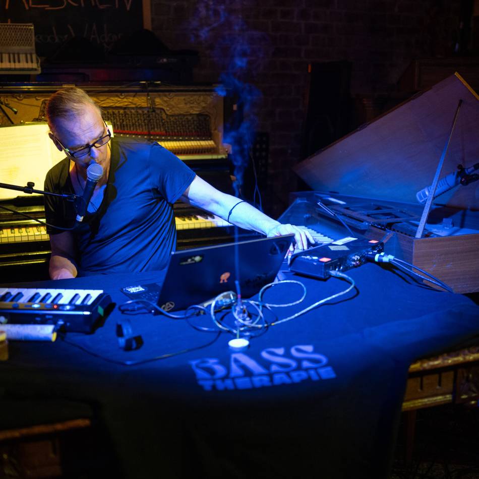 Basstherapie im Lehmbruck Museum Duisburg: Klang trifft Kapoor – Konzert im Zeichen der Skulptur
