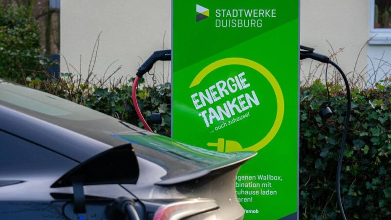 Diebe stehlen Kabel an Ladesäulen: Drei Nächte, drei Parkplätze, kein Täter in Sicht