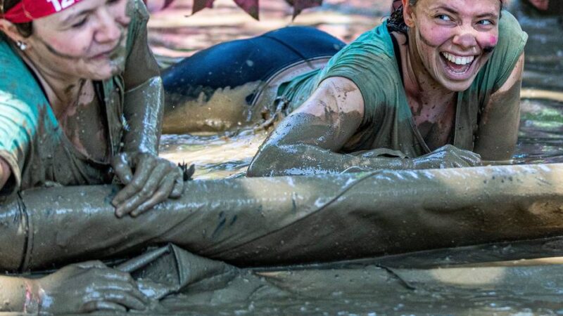 Im Sportpark Duisburg: Mehr als 6000 Frauen starten beim Muddy Angel Run