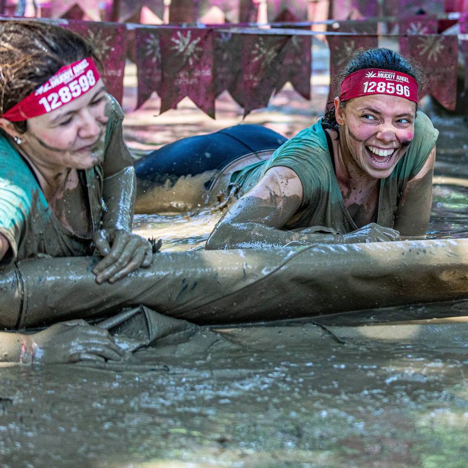Im Sportpark Duisburg: Mehr als 6000 Frauen starten beim Muddy Angel Run
