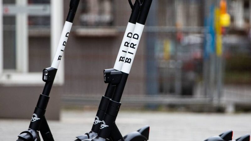 Polizei warnt vor „Streichen“: Unfall knapp verhindert – Unbekannte parken E-Scooter auf Straße in Nievenheim