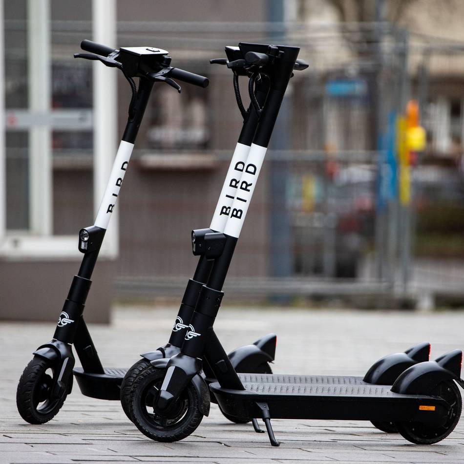 Polizei warnt vor „Streichen“: Unfall knapp verhindert – Unbekannte parken E-Scooter auf Straße in Nievenheim