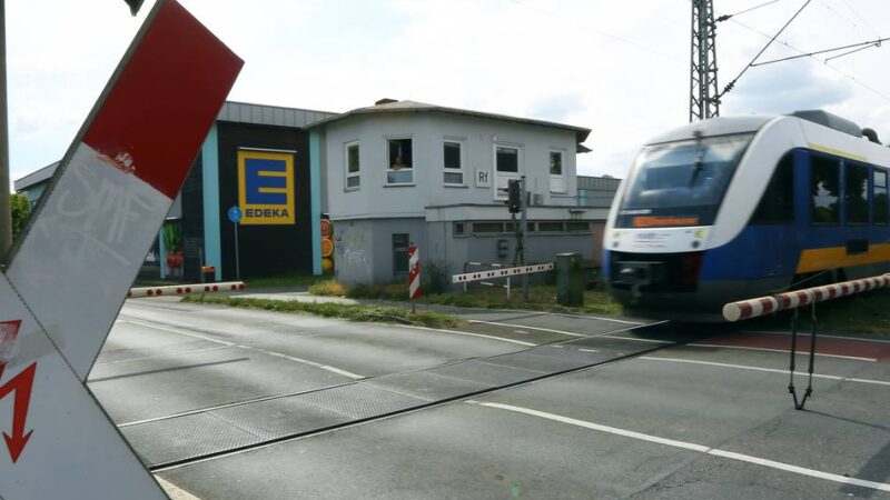 Nächtliche Sperrung in Rheinberg: Arbeiten am Bahnübergang Bahnhofstraße verzögern sich