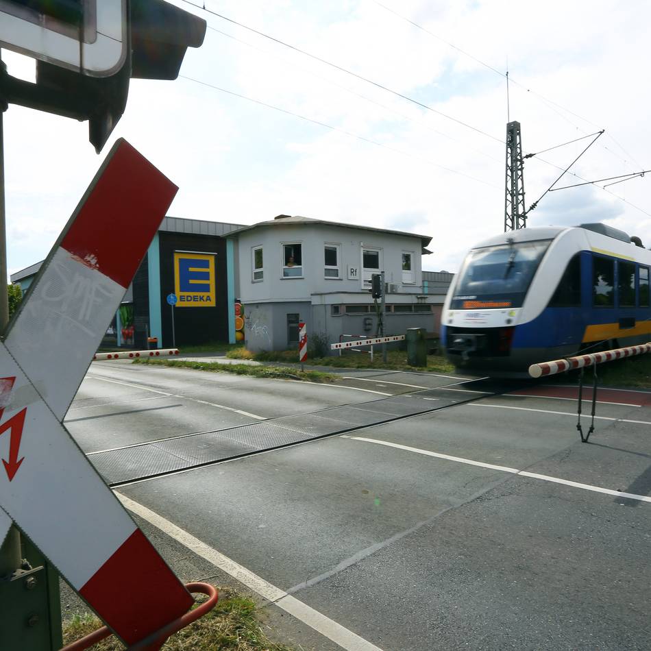 Nächtliche Sperrung in Rheinberg: Arbeiten am Bahnübergang Bahnhofstraße verzögern sich