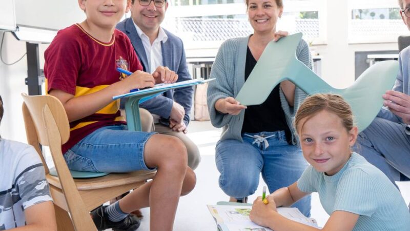 Spende für Grundschule: Neue Sitztische finden bei Schülern großen Anklang