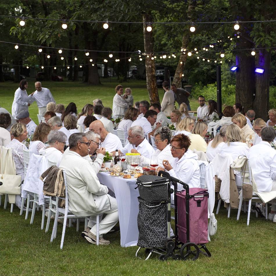 Premiere im Spaßbad Hexenland: So stimmungsvoll war das White Table Dinner im Freibad Sevelen