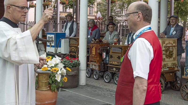 Besondere Wallfahrt: Drehorgelklang in Kevelaers Straßen