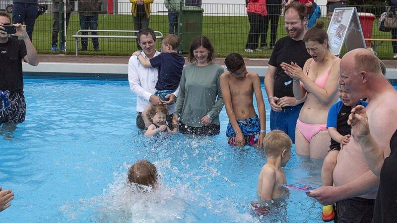 Tauffest in Kevelaer: Wenn das Freibad zum Taufbecken wird