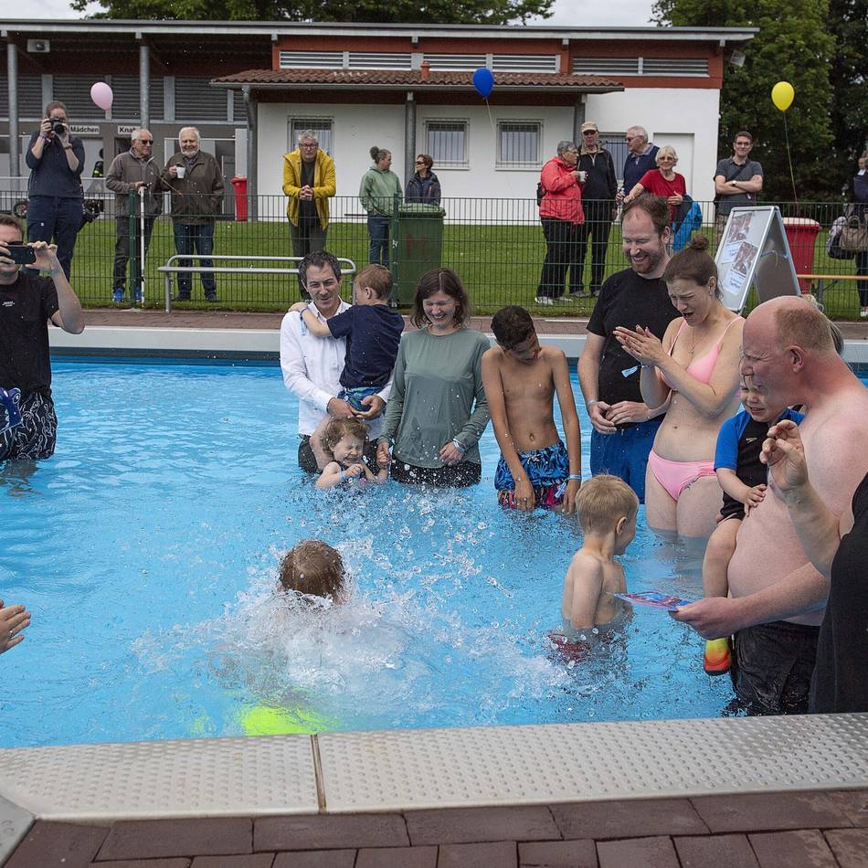 Tauffest in Kevelaer: Wenn das Freibad zum Taufbecken wird