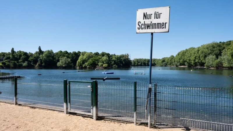 Nach Randale am Wochenende: Ausweispflicht und Eltern-Zettel – Freibad in Duisburg erlässt drastische Regeln