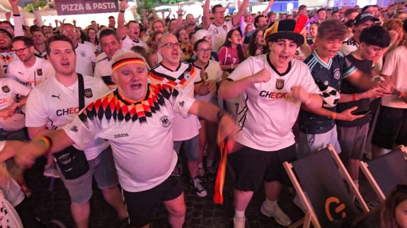 Eine Stadt im Fußballfieber: Großer Jubel beim Public Viewing auf dem Gocher Marktplatz